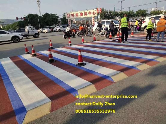 کراس روڈ پر رنگین اینٹی سلپ سرفیسنگ